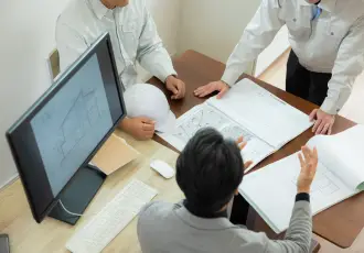 オフィスで会議をする人達