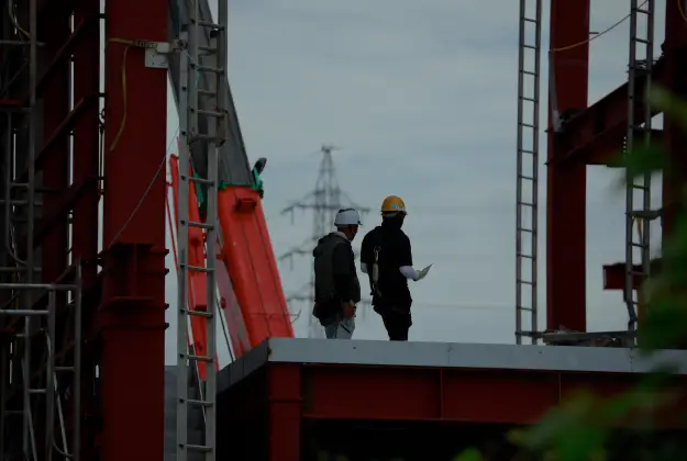 建築現場で働く人達の写真