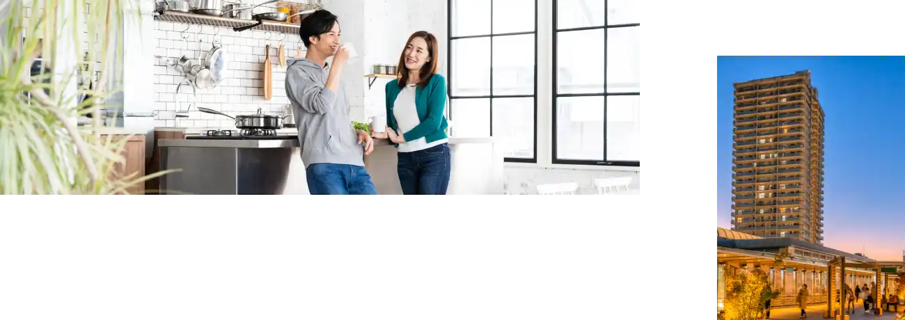 家の中でくつろぐ男女の写真